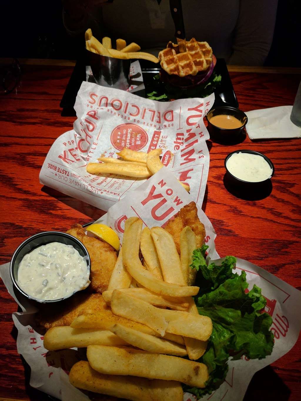 Red Robin Gourmet Burgers and Brews | 7111 W 95th St, Overland Park, KS 66212 | Phone: (913) 642-9800