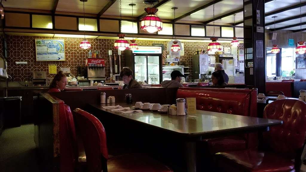 Golden House Restaurant & Pancake House | 4744 N Broadway, Chicago, IL 60640, USA | Phone: (773) 334-0406