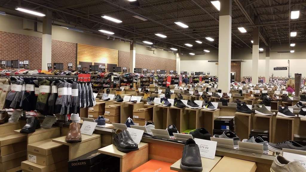 DSW Designer Shoe Warehouse - 840 NW Blue Pkwy, Lee's Summit, MO 64086