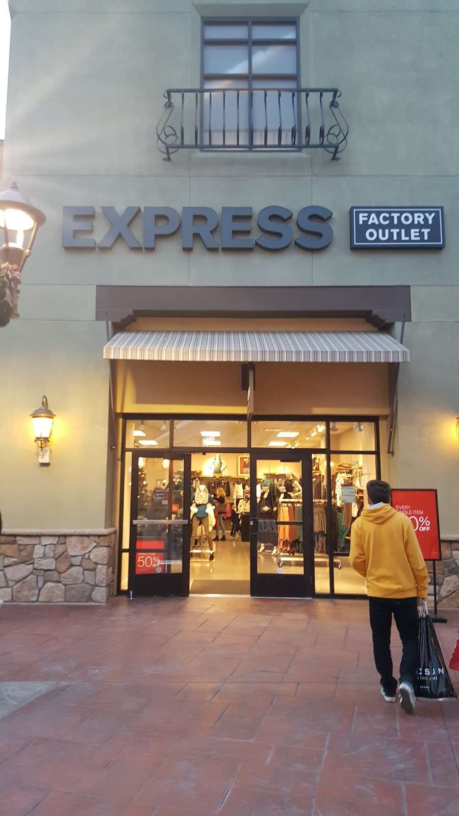 Express Factory Outlet | 5701 Outlets at Tejon Pkwy Space 400, Arvin, CA 93203 | Phone: (661) 855-4540