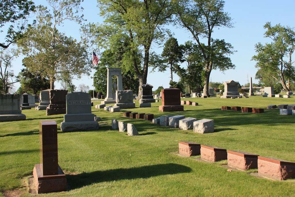 Graceland Cemetery | 1505 E Morthland Dr, Valparaiso, IN 46383, USA | Phone: (219) 462-3511