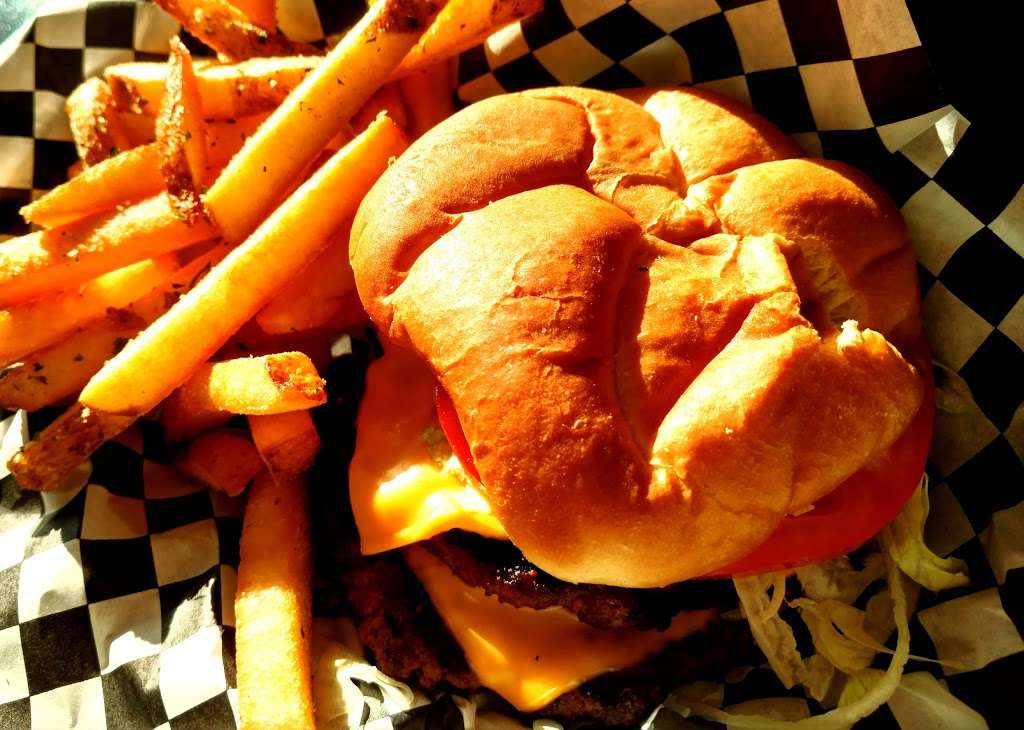 Js Burger Dive | 116 N Davis St, Hamilton, MO 64644, USA | Phone: (816) 583-1133