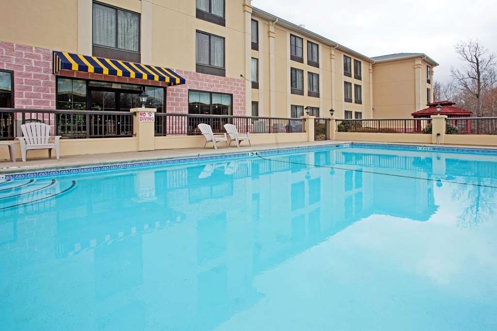 Holiday Inn Express & Suites Charlotte Arpt-Belmont | 250 Beatty Dr, Belmont, NC 28012, USA | Phone: (704) 812-2000