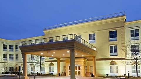 La Quinta Inn & Suites Bannockburn-Deerfield | 2000 Lakeside Dr, Bannockburn, IL 60015, USA | Phone: (847) 317-7300