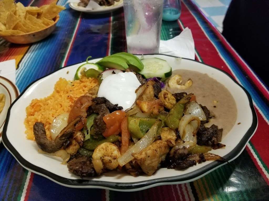 El Canelo | 700 Burnham Ave, Calumet City, IL 60409, USA | Phone: (708) 933-7292