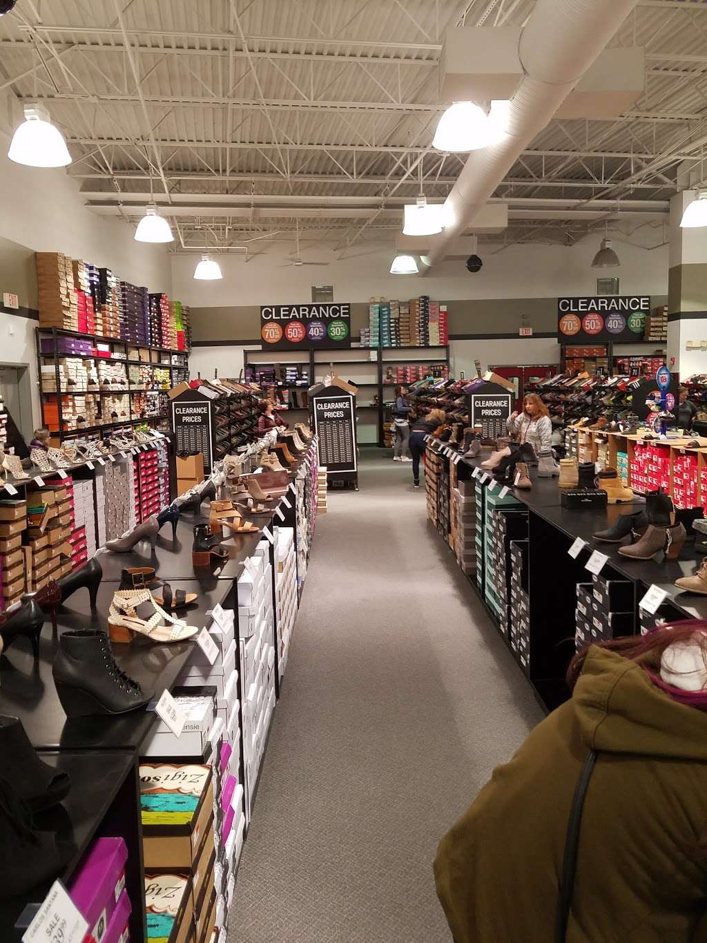 Off Broadway Shoe Warehouse | 1811 Village West Pkwy #0115, Kansas City, KS 66111, USA | Phone: (913) 788-2701