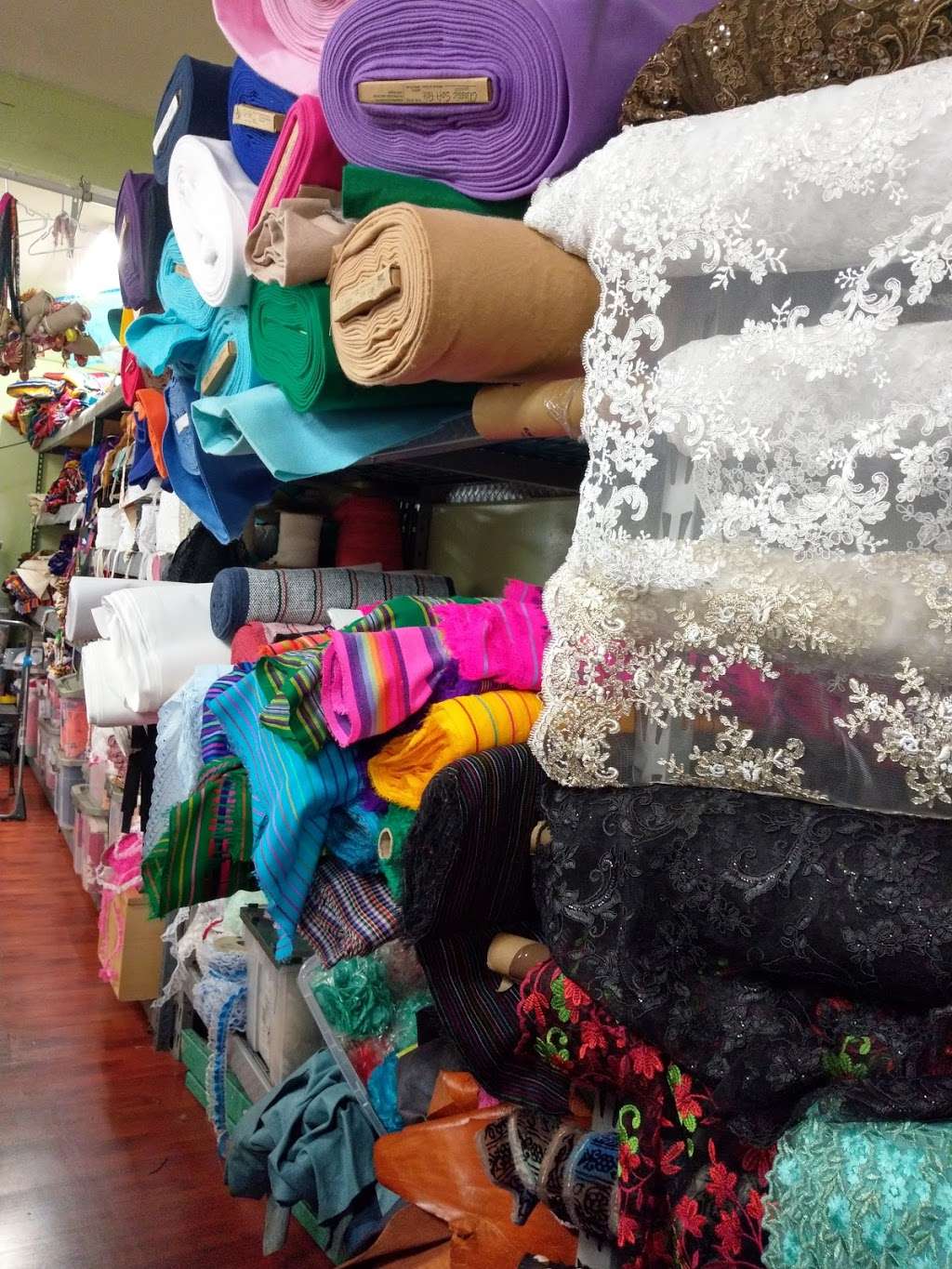 La Amiga Fabrics | 1605 W 1st St, Santa Ana, CA 92703 | Phone: (714) 667-0590