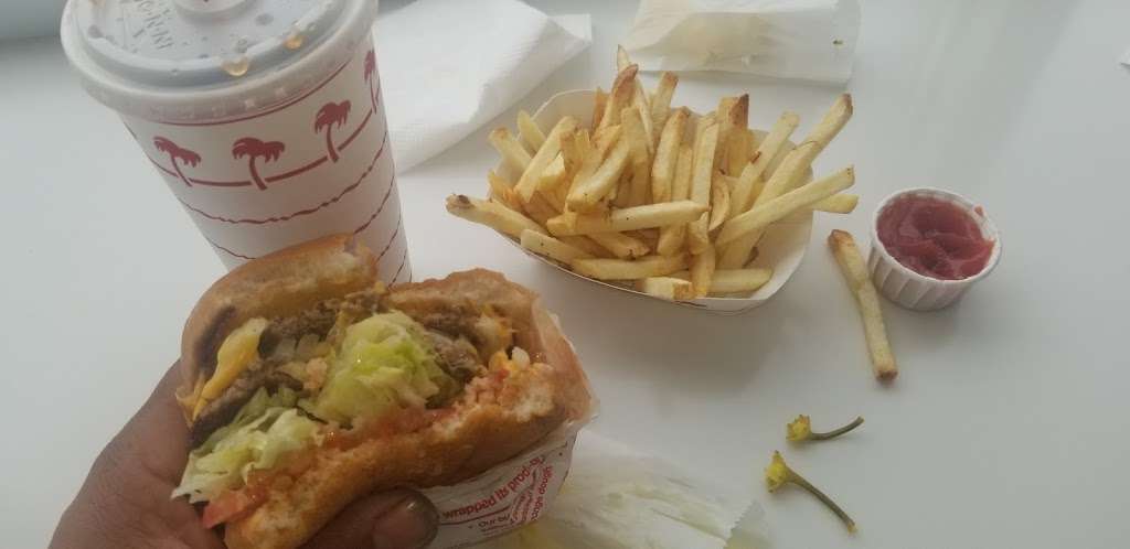 In-N-Out Burger | 108 E Easton St, Rialto, CA 92376, USA | Phone: (800) 786-1000