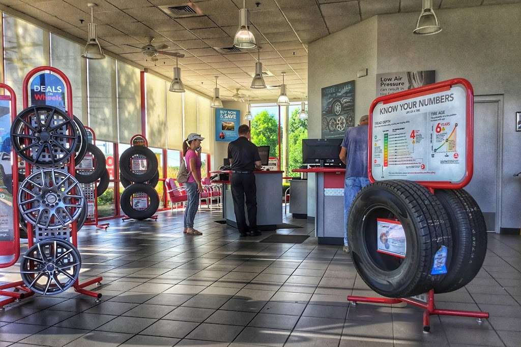 Discount Tire | 2142 Randall Rd, Carpentersville, IL 60110, USA | Phone: (847) 836-8966