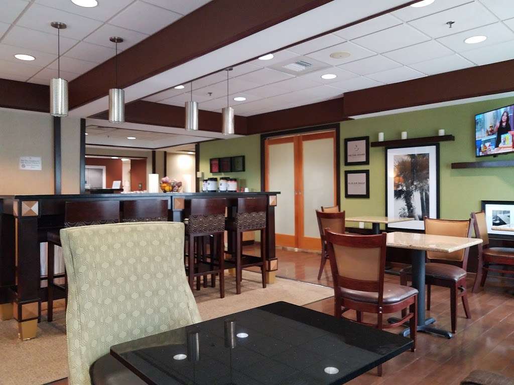 Hampton Inn Melbourne | 194 Coastal Lane, Melbourne, FL 32904, USA | Phone: (321) 956-6200