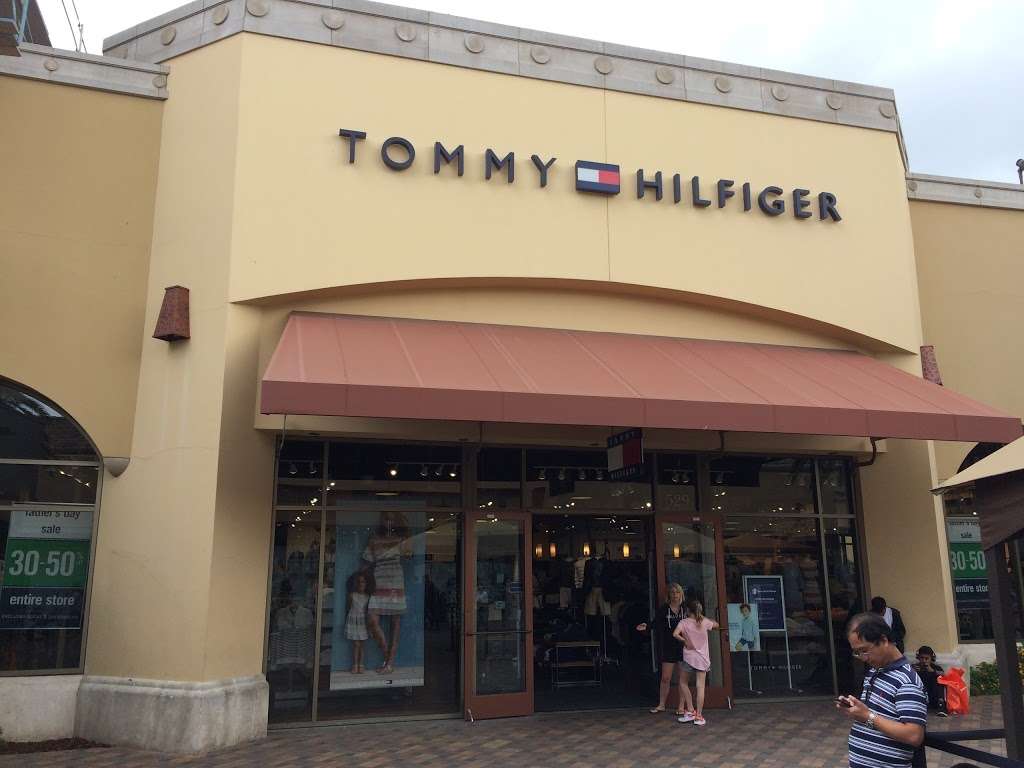 Lao plisseret boom Tommy Hilfiger - 100 Citadel Dr #519, Commerce, CA 90040