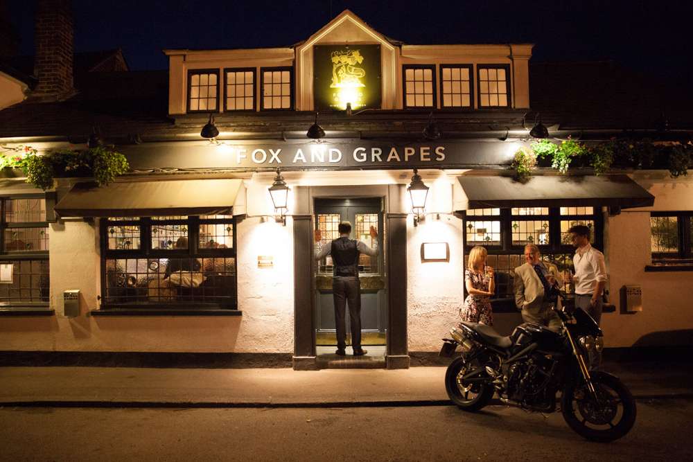 Fox & Grapes | 9 Camp Rd, Wimbledon, London SW19 4UN, UK | Phone: 020 8619 1300
