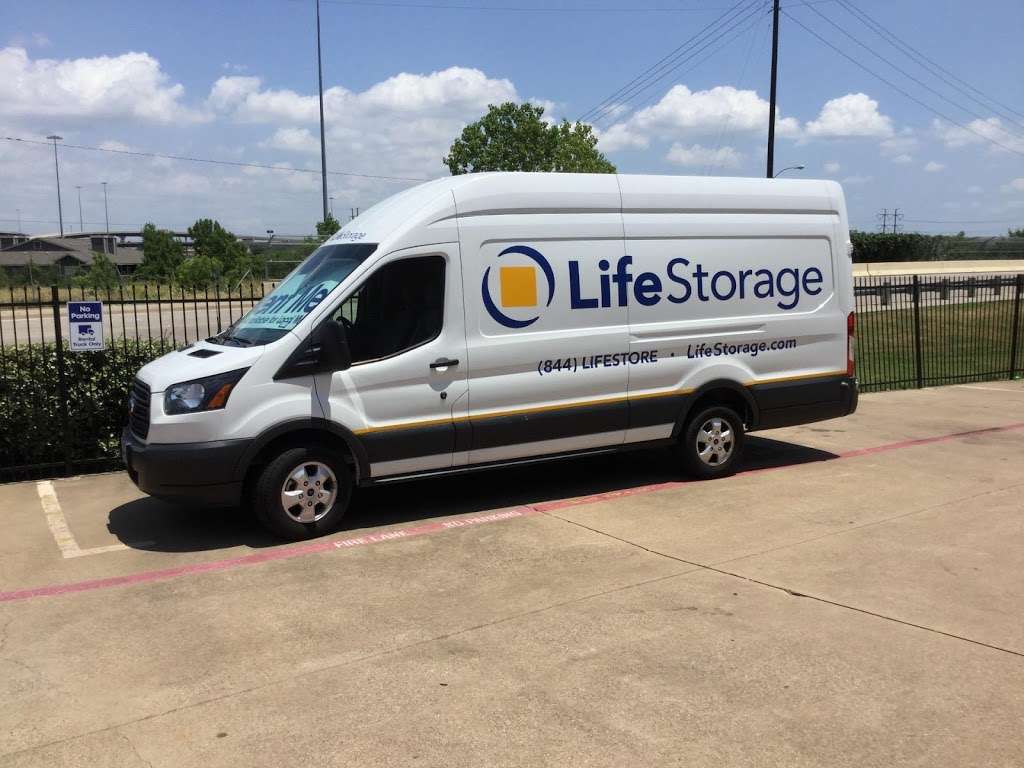 Life Storage | 1061 Duncan Perry Rd, Arlington, TX 76011, USA | Phone: (817) 633-1444