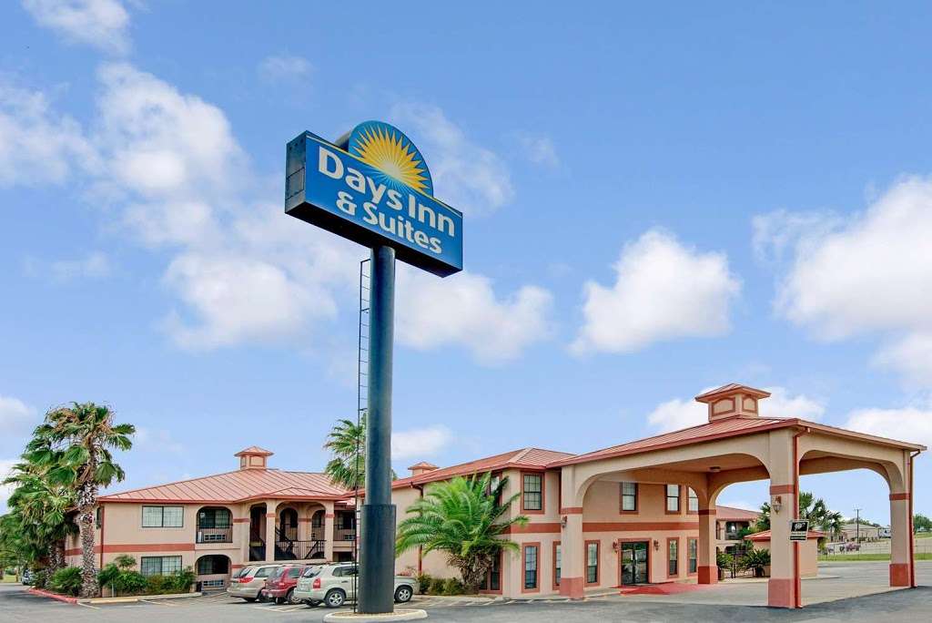 Days Inn & Suites by Wyndham Braunig Lake | 13800 I-37, Elmendorf, TX 78112, USA | Phone: (210) 633-1833