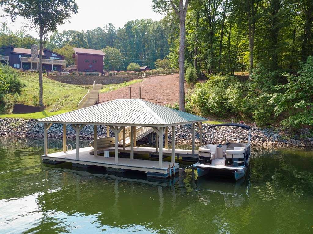 Lake Norman Bluebird Cove Vacation Rental | 9488, 118 Fairburn Dr, Mooresville, NC 28117, USA | Phone: (484) 844-1298