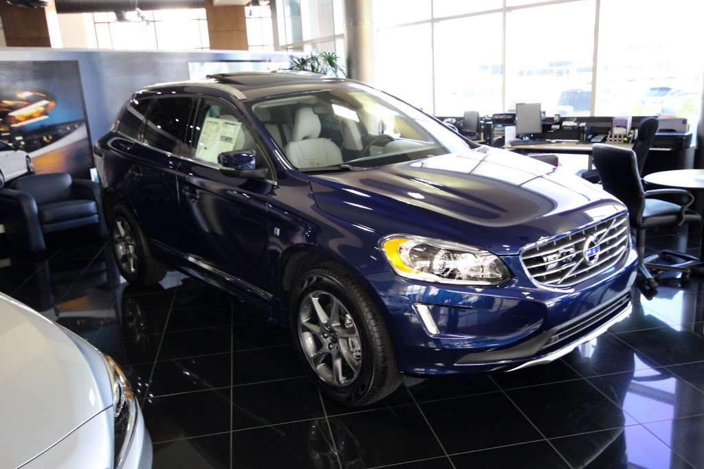 Momentum Volvo Cars | 10150 Southwest Fwy, Houston, TX 77074, USA | Phone: (844) 894-5464