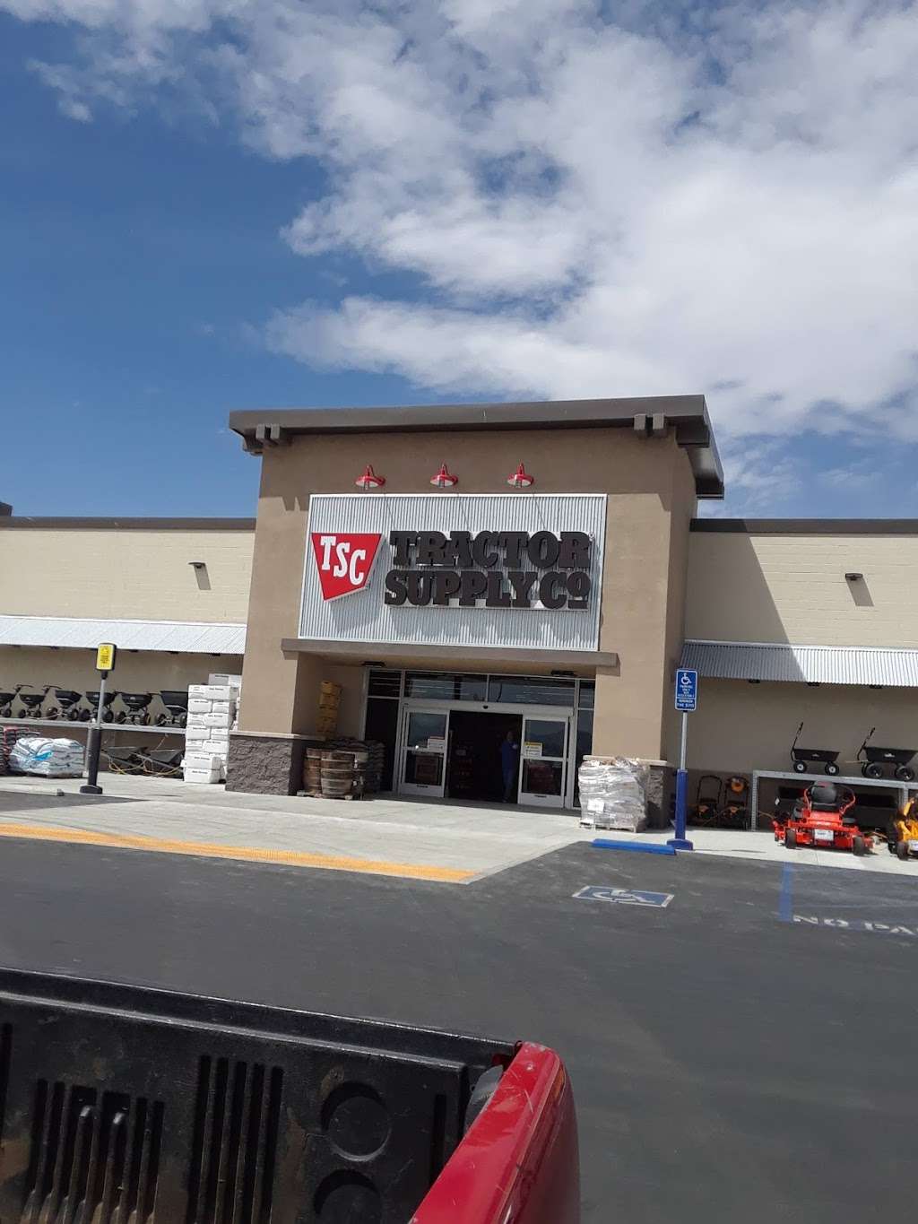 Tractor Supply Co. | 20340 Bear Valley Rd, Apple Valley, CA 92308 | Phone: (760) 240-1535