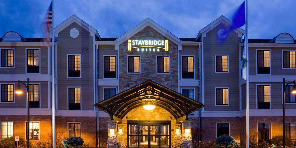 Staybridge Suites Milwaukee West-Oconomowoc | 1141 Blue Ribbon Dr, Oconomowoc, WI 53066, USA | Phone: (262) 200-2900