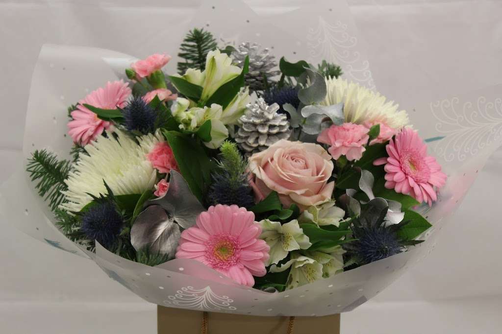 Arranged Flowers | 9 York Parade, Tonbridge TN10 3NP, UK | Phone: (017) 323-61555