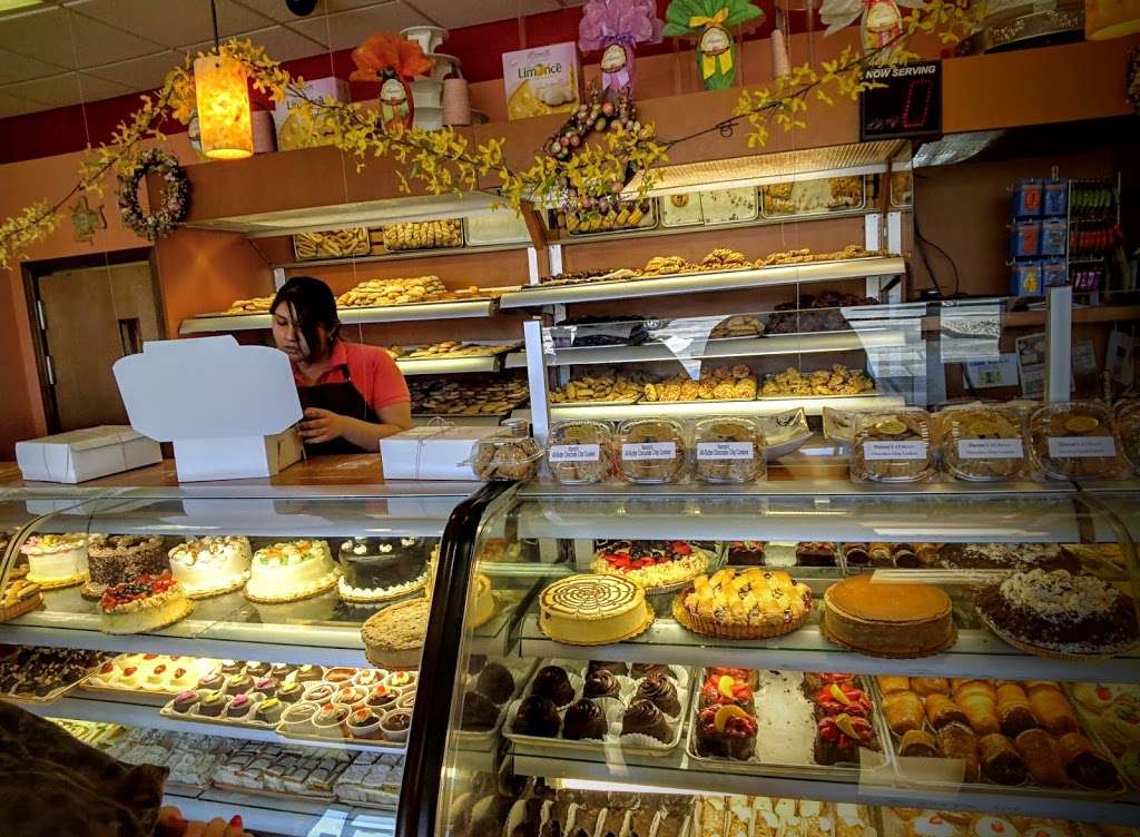 Elisas Bakery | 1900 NJ-70, Lakewood, NJ 08701, USA | Phone: (732) 451-1250