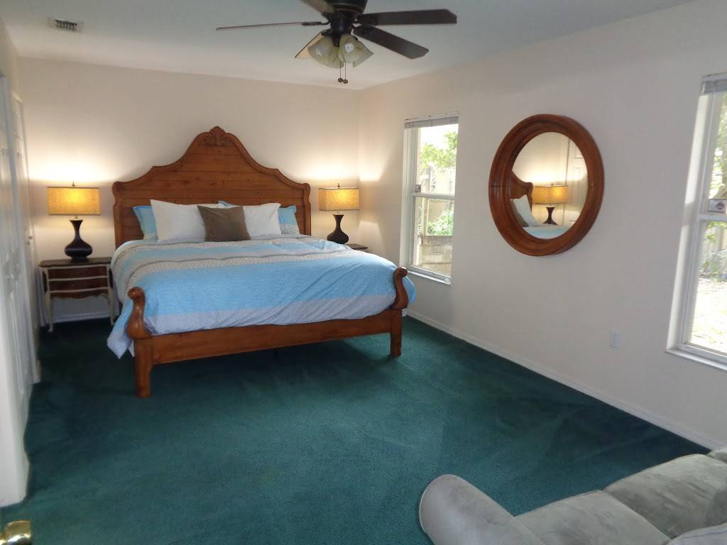 Tampa Bungalow Vacation Rentals 4 bdrm Hot Tub | 838 Crenshaw Lake Rd, Lutz, FL 33548, USA | Phone: (813) 263-8006