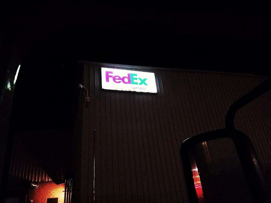 FedEx Ground - moving company  | Photo 3 of 5 | Address: 4111 N Producers Ln, Indianapolis, IN 46218, USA | Phone: (800) 463-3339