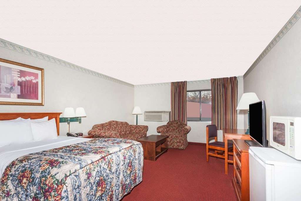 Days Inn by Wyndham Martinsburg | 209 Viking Way, Martinsburg, WV 25401, USA | Phone: (304) 263-1800