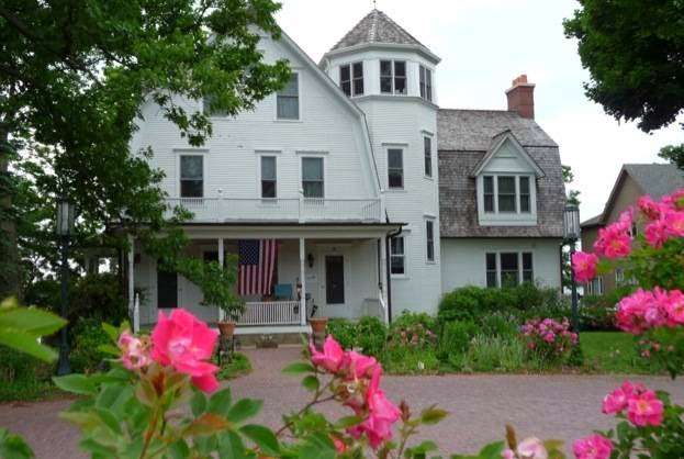 Shady Oaks Bed and Breakfast | 15 Lakeview Pl, Lake Zurich, IL 60047, USA | Phone: (847) 438-6797