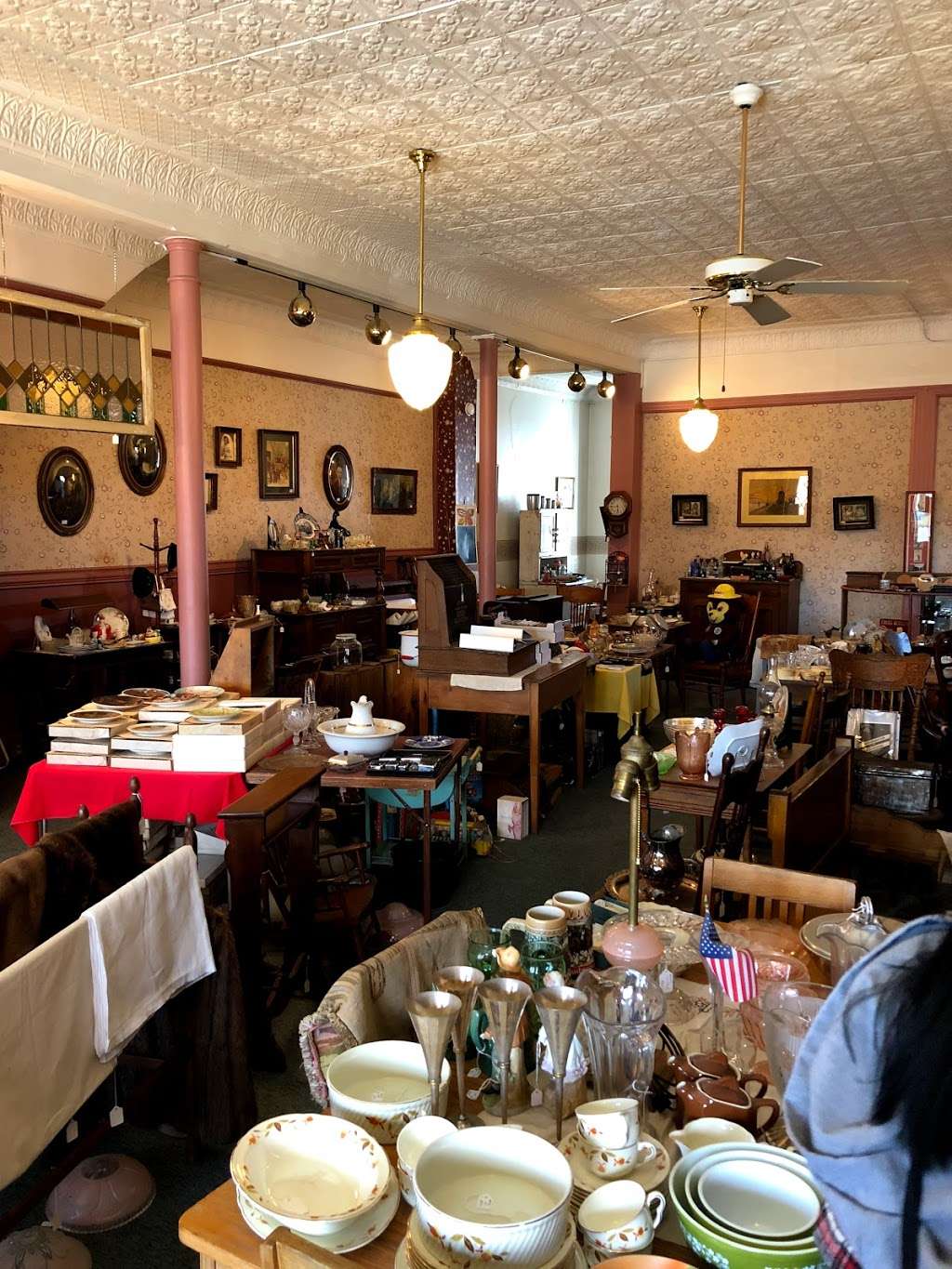 D L Stevens Antiques | 560 Main St, Slatington, PA 18080 | Phone: (610) 760-0685