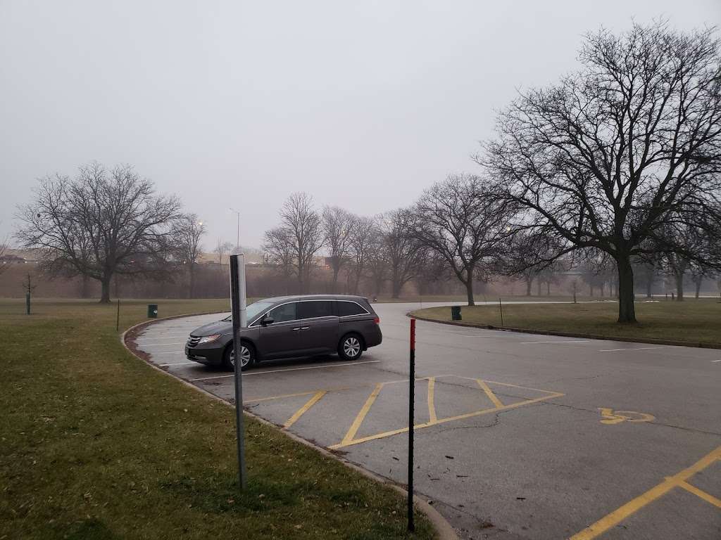 Belleau Lake Parking | 2137 Busse Hwy, Des Plaines, IL 60016, USA