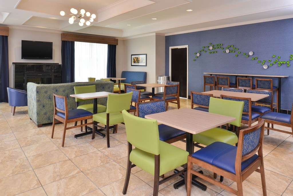 Holiday Inn Express & Suites San Antonio South | 11400 S East Loop 410, San Antonio, TX 78221 | Phone: (210) 293-5800