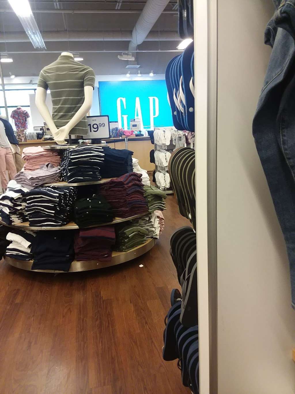 Gap Outlet | 701 The Arches Cir, Deer Park, NY 11729, USA | Phone: (631) 243-7801