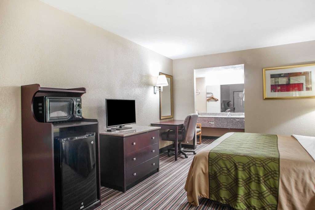 Econo Lodge Belton - Kansas City South | 222 Peculiar Dr, Belton, MO 64012, USA | Phone: (816) 322-1222