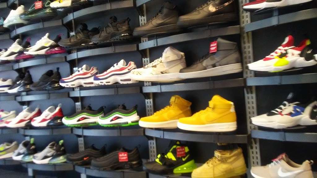 Foot Locker | 475 Cedar Sage Dr space j11, Garland, TX 75040, USA | Phone: (972) 414-3582