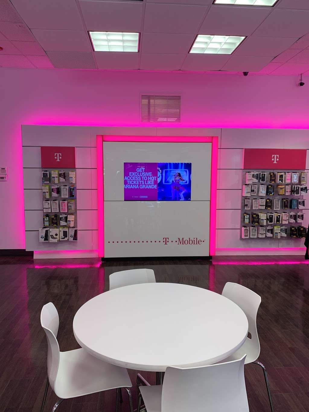 T-Mobile | 1451 E 53rd St, Chicago, IL 60615, USA | Phone: (773) 752-6015