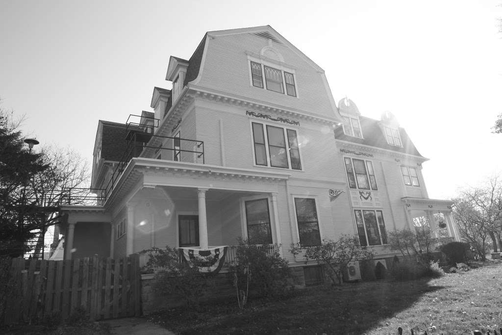 Christmas House Bed and Breakfast | 116 10th St, Racine, WI 53403, USA | Phone: (262) 770-4811