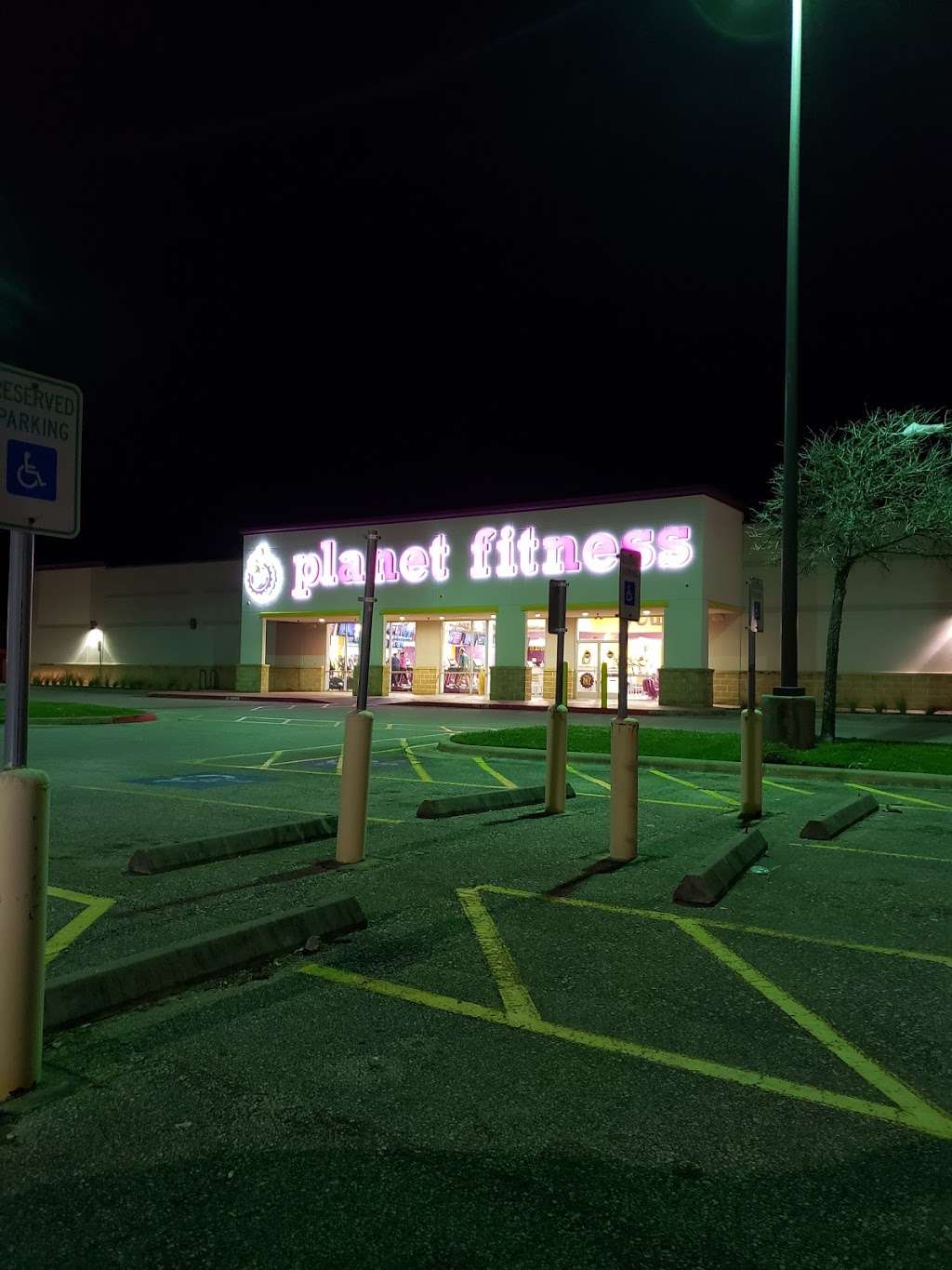 Planet Fitness | 208 Highway 332 W, Lake Jackson, TX 77566, USA | Phone: (281) 968-7661