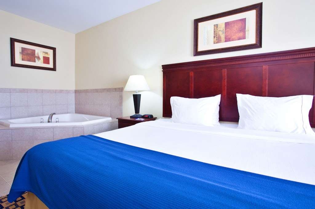 Holiday Inn Express & Suites Chicago North-Waukegan-Gurnee | 611 Lakehurst Rd, Waukegan, IL 60085, USA | Phone: (847) 473-4400