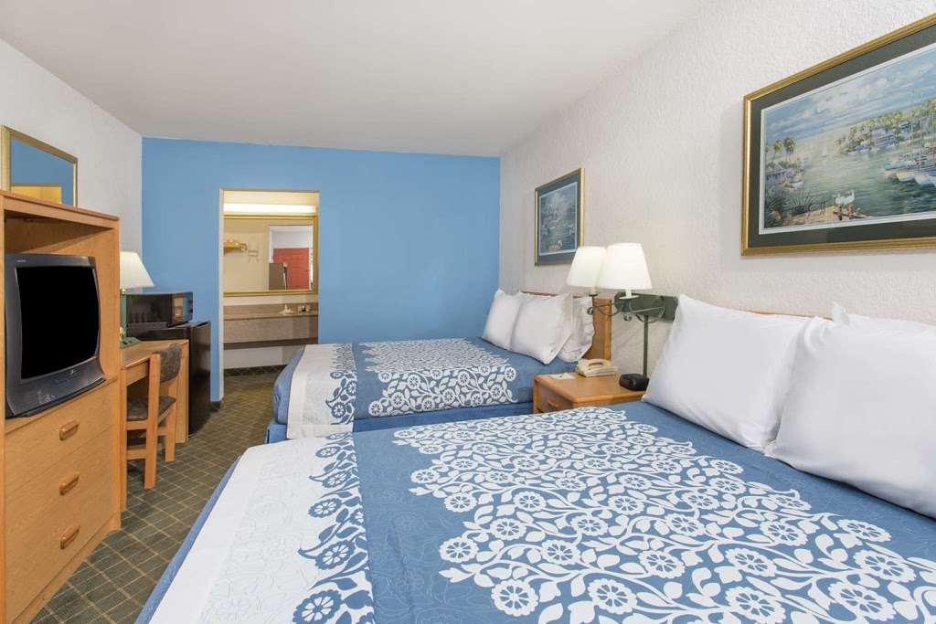 Days Inn by Wyndham West Palm Beach | 2300 45th St, West Palm Beach, FL 33407, USA | Phone: (561) 331-3153