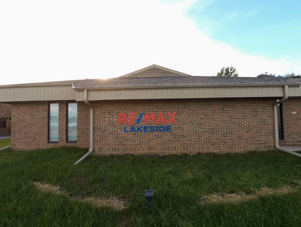 RE/MAX Lakeside | 5341 S 27th St, Greenfield, WI 53221, USA | Phone: (414) 325-0000