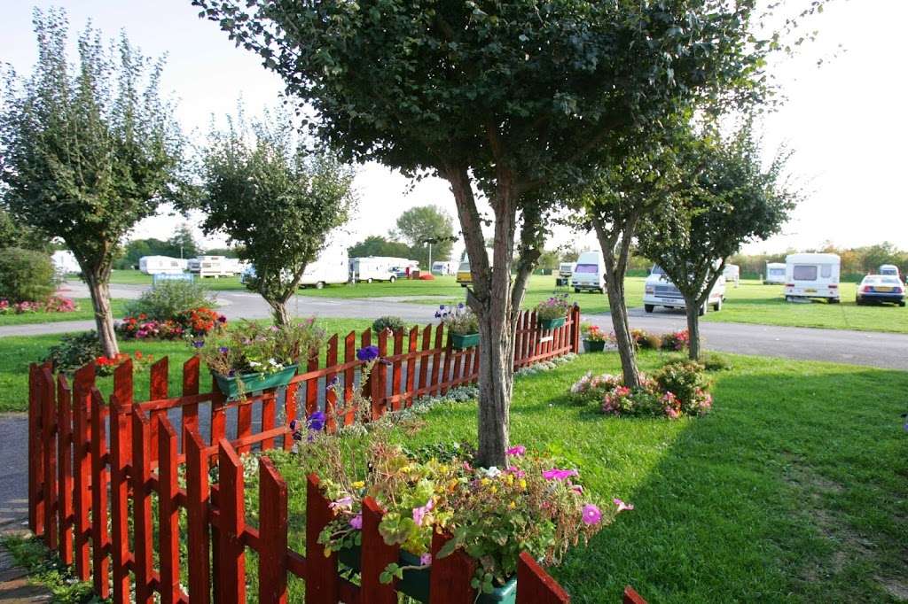 Lee Valley Camping and Caravan Park, Edmonton | Meridian Way, Edmonton, London N9 0AR, UK | Phone: 020 8803 6900