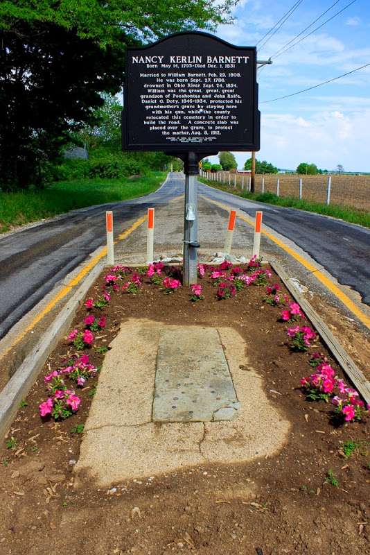 Grave In The Middle Of The Road | 6844 E 400 S, Franklin, IN 46131, USA