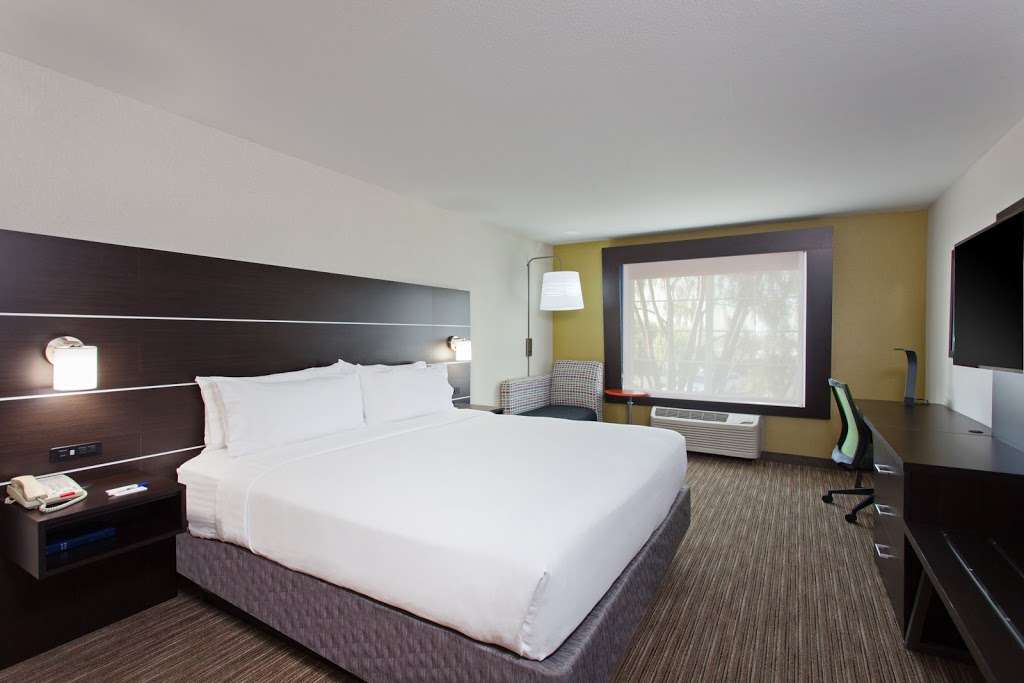 Holiday Inn Express & Suites Oakland-Airport | 66 Airport Access Rd, Oakland, CA 94603 | Phone: (510) 569-4400