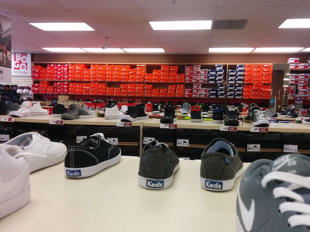 Famous Footwear Outlet | 690 Ventura Blvd #134, Camarillo, CA 93010 | Phone: (805) 465-4650