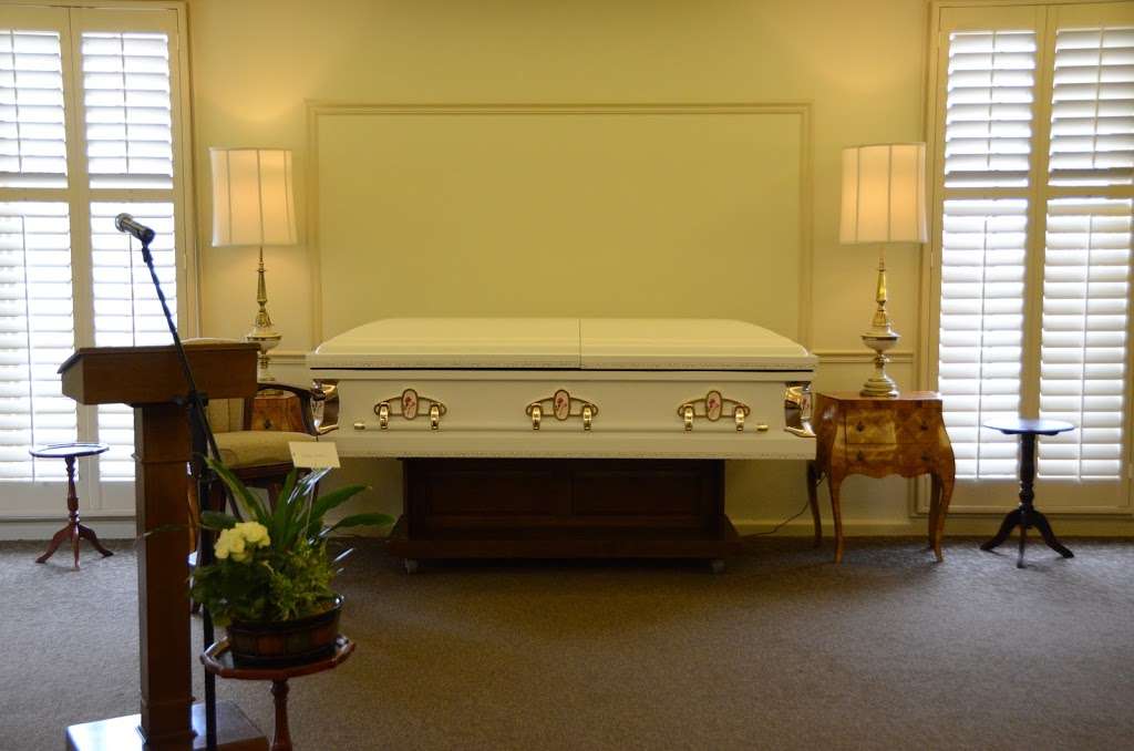 Loose Funeral Homes & Crematory | 200 W 53rd St, Anderson, IN 46013, USA | Phone: (765) 649-5255
