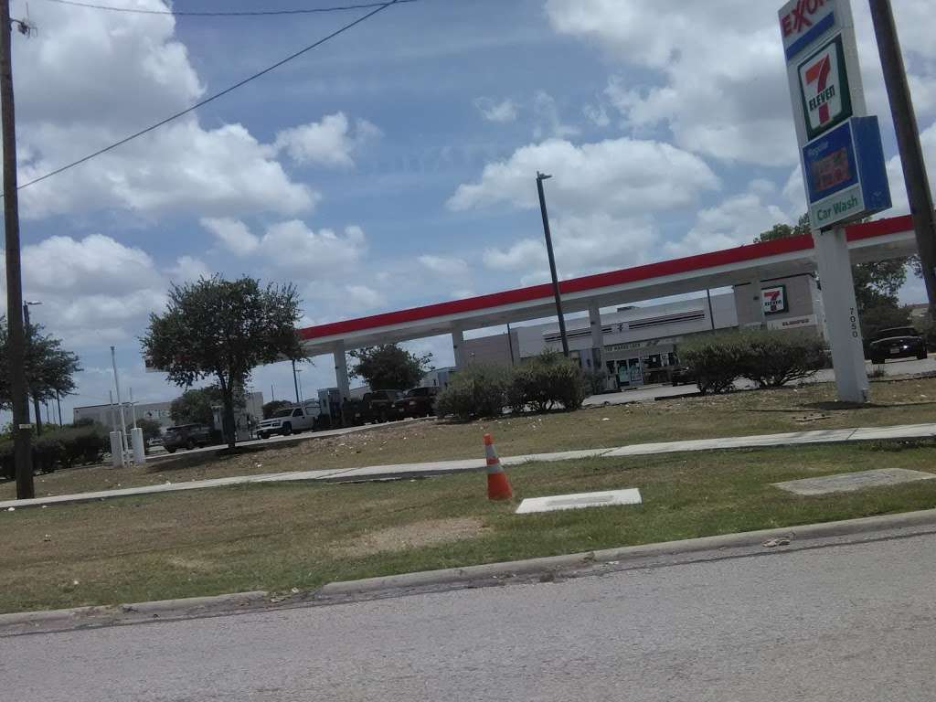 Exxon | 7050 I-35 Frontage Rd, San Antonio, TX 78218, USA | Phone: (210) 651-1830