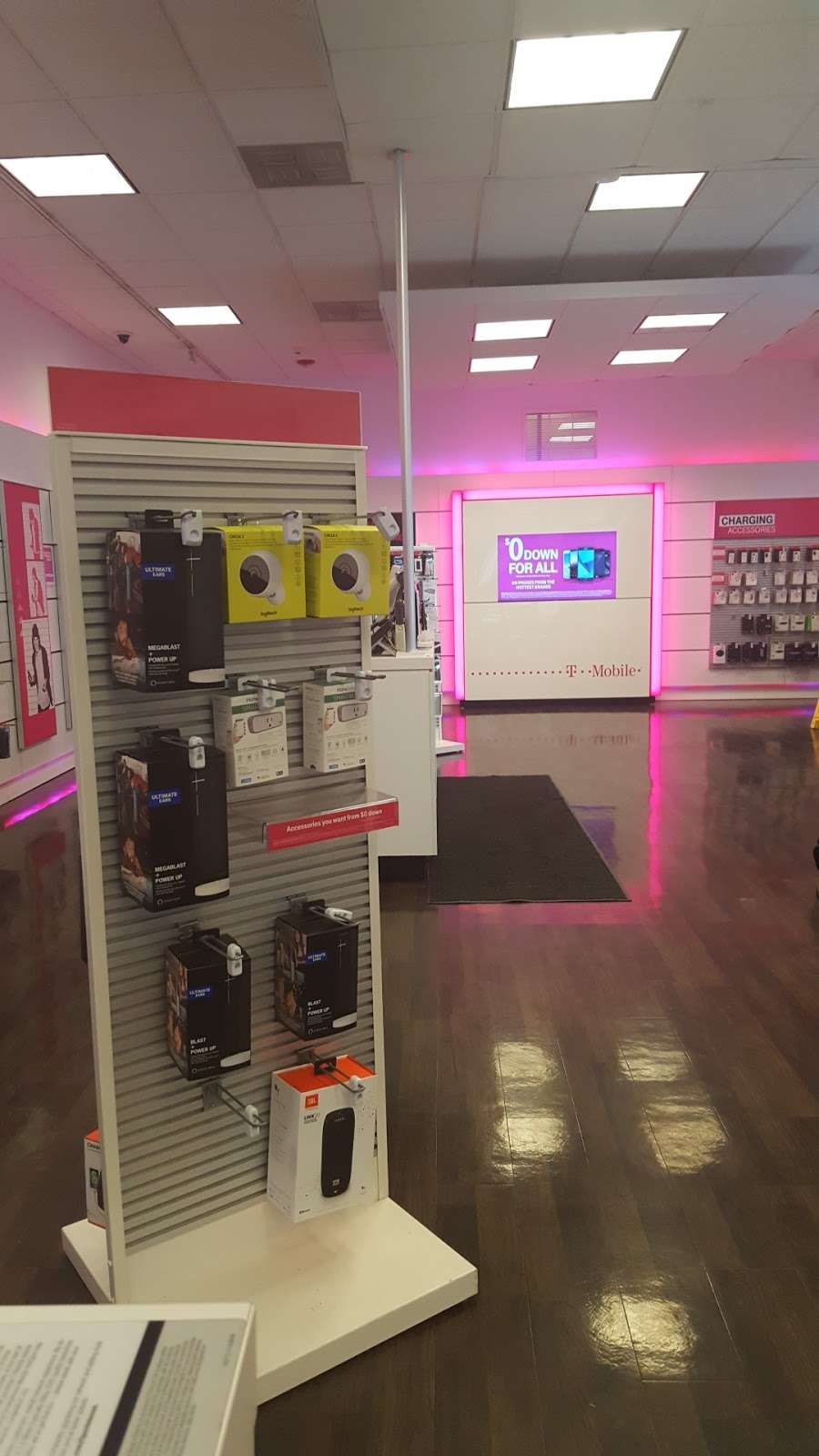 T-Mobile | 1451 E 53rd St, Chicago, IL 60615, USA | Phone: (773) 752-6015