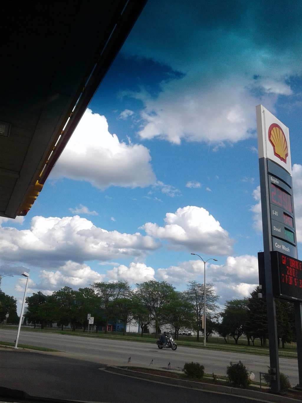 Shell | 110 E Layton Ave, Milwaukee, WI 53207, USA | Phone: (414) 763-6510