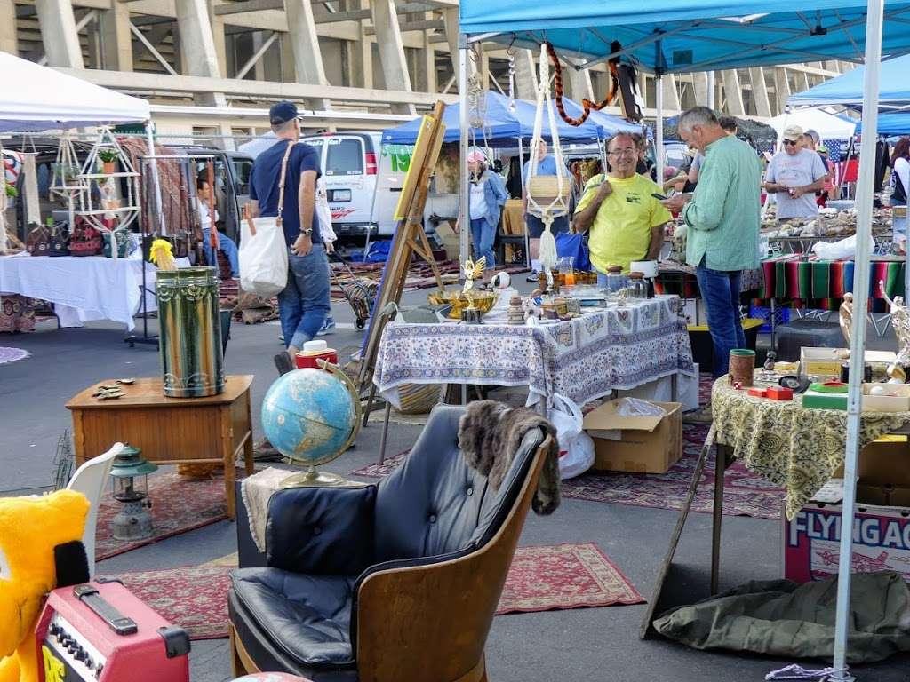 Long Beach Antique Market | 4901 E Conant St, Long Beach, CA 90808, USA | Phone: (323) 655-5703