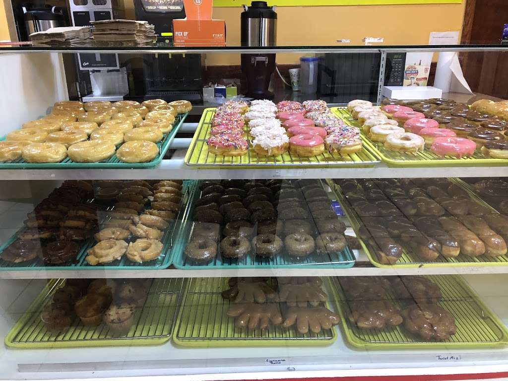 Ruby donut shop | 210 W Main St, Ayer, MA 01432 | Phone: (978) 487-7986